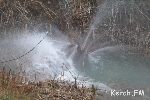 Новости » Коммуналка: Керчанин сфотографировал порыв водовода: водоканал поехал ремонтировать